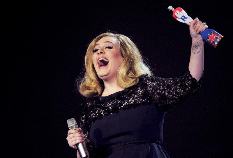 VIDEO LOL: Adele a luat-o razna din cauza unui… țânțar. Toată lumea a râs cu lacrimi când a văzut-o!
