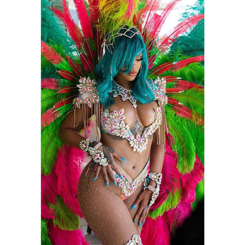 Rihanna a PĂCĂLIT pe toată lumea. Și-a modificat poza în Photosop și a dat mare FAIL! Rihanna a PĂCĂLIT pe toată lumea. Și-a modificat poza în Photosop și a dat mare FAIL!