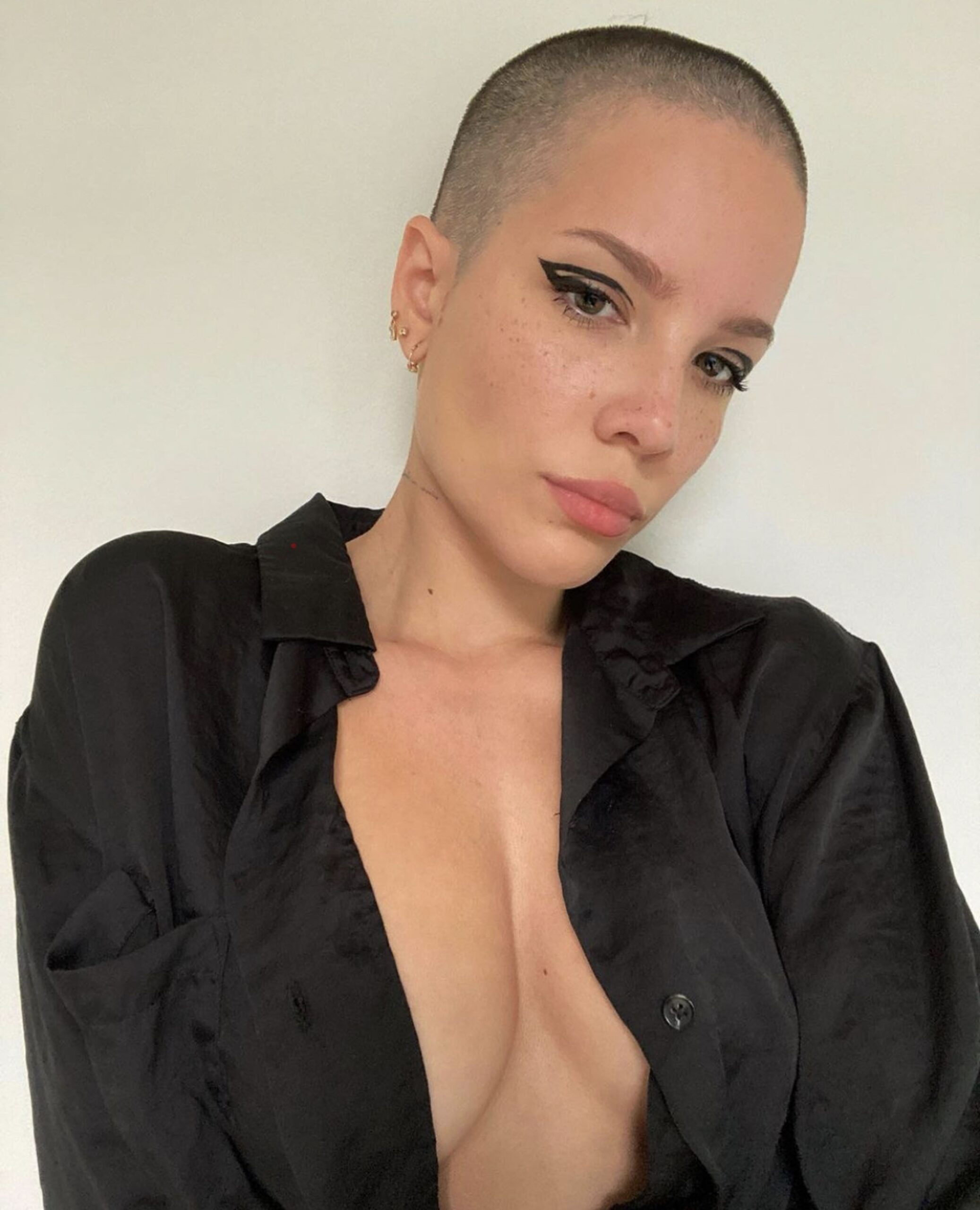Halsey, nu te mai oprești? Artista și-a schimbat din nou look-ul. Acum, are și un motiv Halsey, nu te mai oprești? Artista și-a schimbat din nou look-ul. Acum, are și un motiv