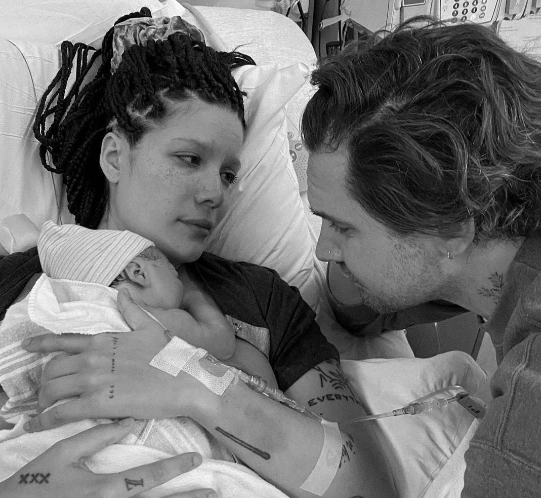 Meet the baby! Halsey a născut! Ce nume a ales artista pentru bebelușul ei? Meet the baby! Halsey a născut! Ce nume a ales artista pentru bebelușul ei?