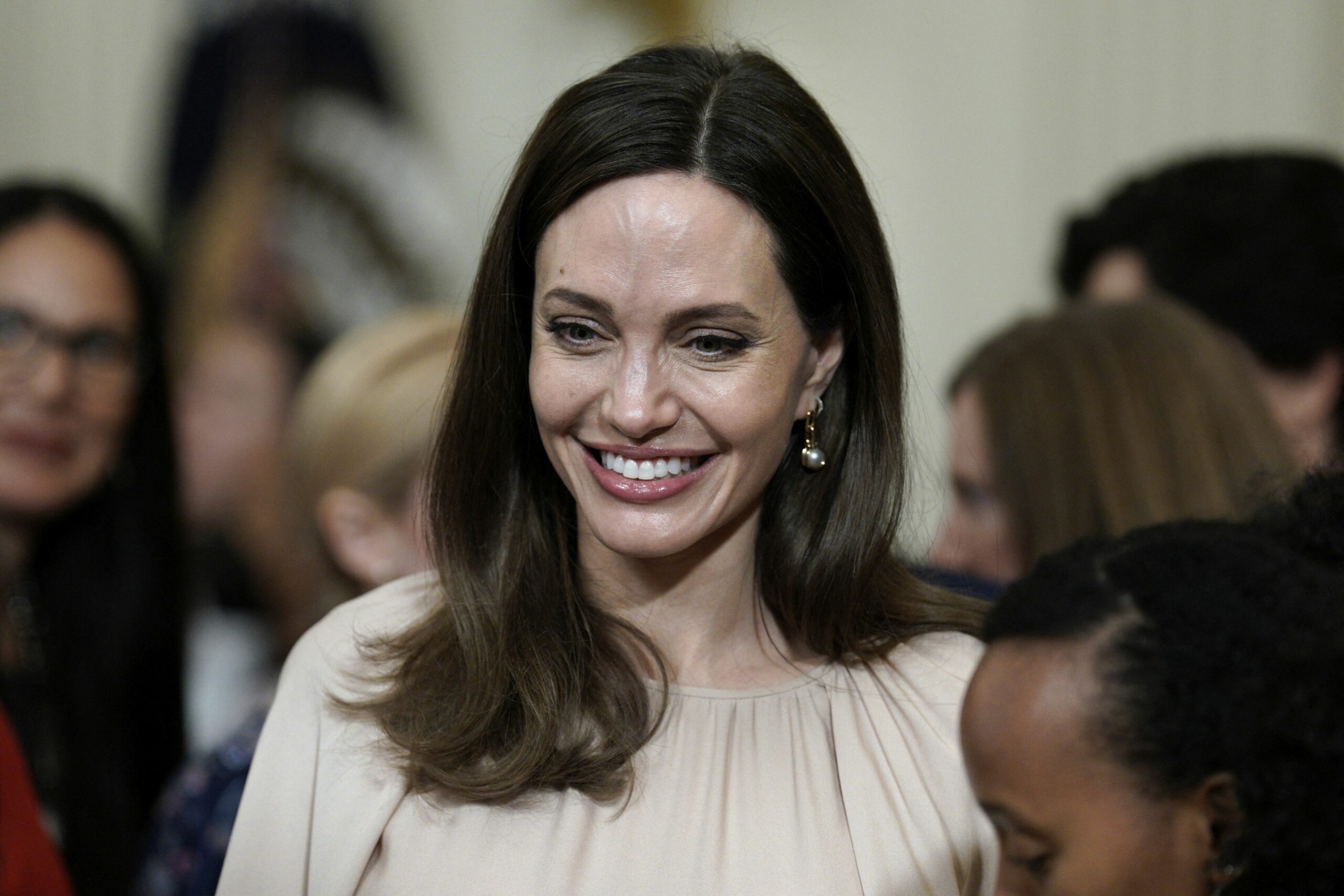 Angelina Jolie a recunoscut cine este crush-ul ei. Fanii cred că cei doi formează, deja, un cuplu Angelina Jolie a recunoscut cine este crush-ul ei. Fanii cred că cei doi formează, deja, un cuplu