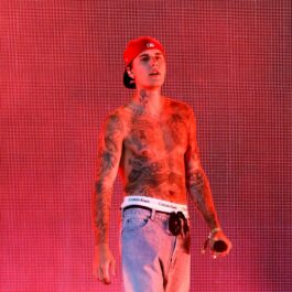 Justin Bieber la bustul gol în timp ce cântă pe scenă