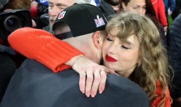 Taylor Swift îmbrăcată într-o ținută roșie în timp ce îl îmbrățișează pe Travis Kelce Taylor Swift îmbrăcată într-o ținută roșie în timp ce îl îmbrățișează pe Travis Kelce