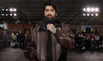 Zayn Malik îmbrăcat cu o geacă din piele maro peste un pulover negru Zayn Malik îmbrăcat cu o geacă din piele maro peste un pulover negru