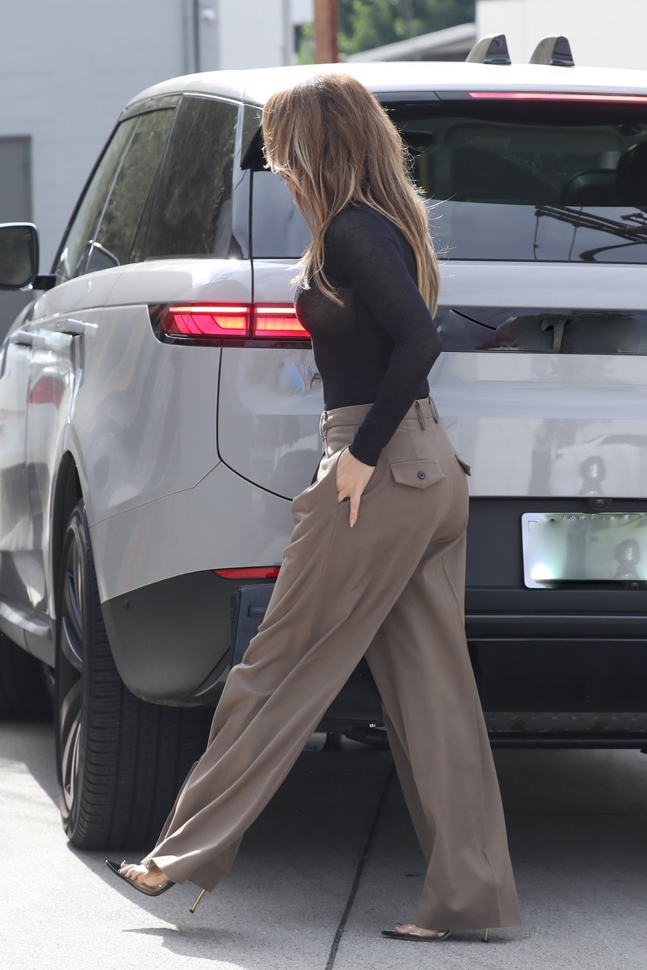 JLo, fotografită în pantaloni largi și o bluză mulată