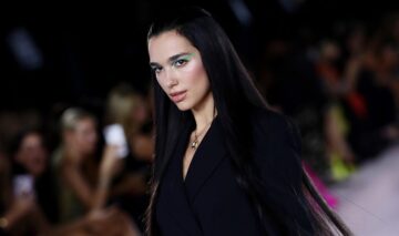 Dua Lipa îmbrăcată într-o rochie neagră elegantă