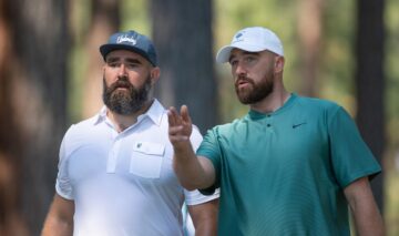 Travis Kelce și fratele lui, Jason Kelce, îmbrăcați casual în timp ce discută