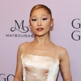 Ariana Grande îmbrăcată cu o rochie crem strălucitoare, fără mâneci