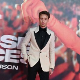 Liam Payne îmbrăcat într-un sacou alb cu revere negre, peste o cămașă neagră