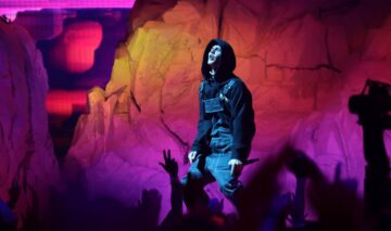 Justin Bieber îmbrăcată într-o ținută neagră, cântând și dansând pe scenă Justin Bieber îmbrăcată într-o ținută neagră, cântând și dansând pe scenă