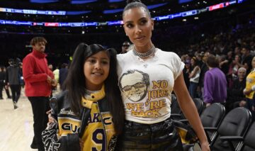 Kim Kardashian alături de Nort West la un meci de baschet, ambele îmbrăcate casual Kim Kardashian alături de Nort West la un meci de baschet, ambele îmbrăcate casual