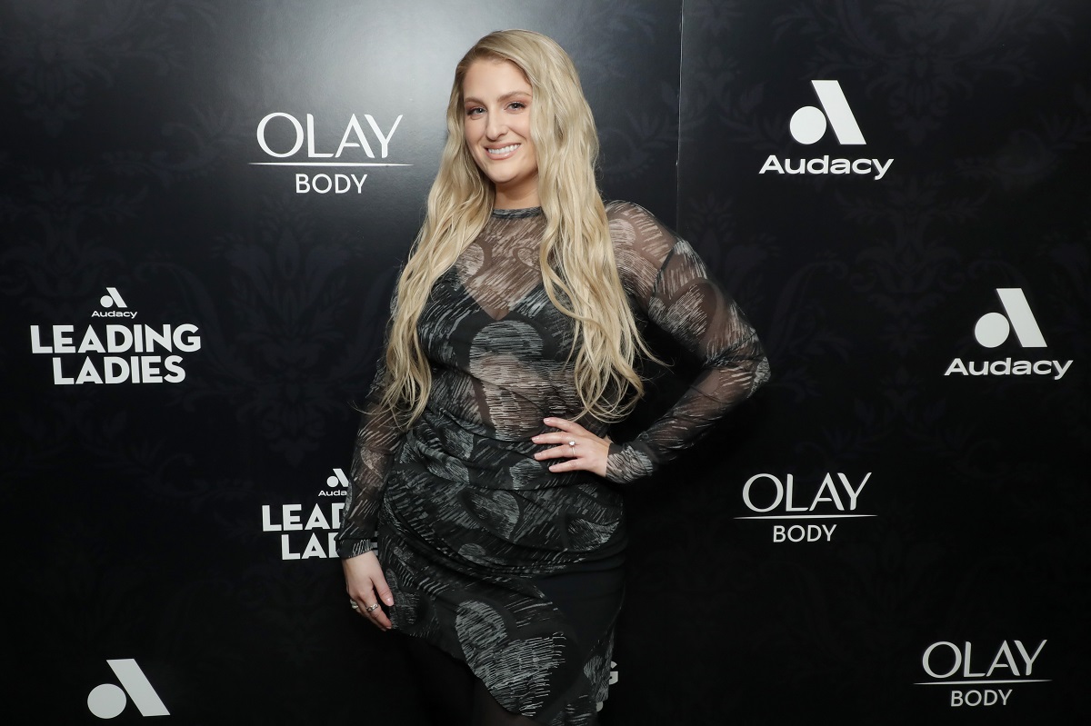 Meghan Trainor îmbrăcată într-o rochie neagră cu detalii transparente